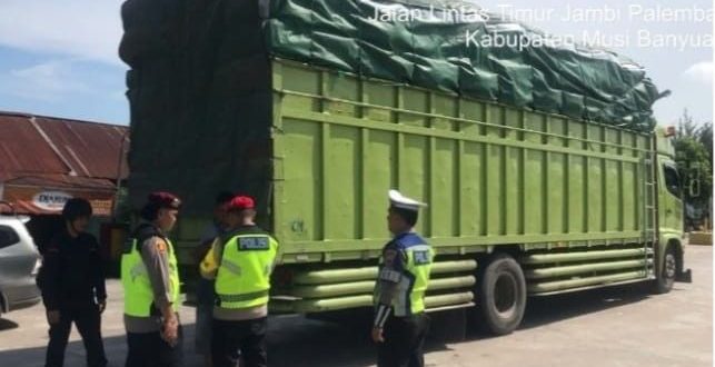 Para personil Polres Muba yang diterjunkan di titik rawan macet di Sungai Lilin, Sabtu (13/4/2024). Foto: Dok Polres Muba.