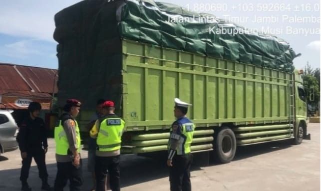 Para personil Polres Muba yang diterjunkan di titik rawan macet di Sungai Lilin, Sabtu (13/4/2024). Foto: Dok Polres Muba.