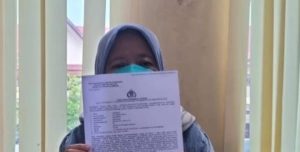 Elmawati yang melapor tertipu lewat rekening bank yang lenyap, JUmat (19/4/2024). Foto: Sumselheadline/Ela.