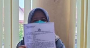 Elmawati yang melapor tertipu lewat rekening bank yang lenyap, JUmat (19/4/2024). Foto: Sumselheadline/Ela.
