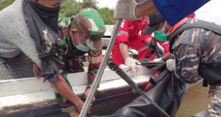 Jenazah korban Yanto dievakuasi petugas dari Sungai Gasing, Senin (15/4/2024). Foto: Sumselheadline/Ela.