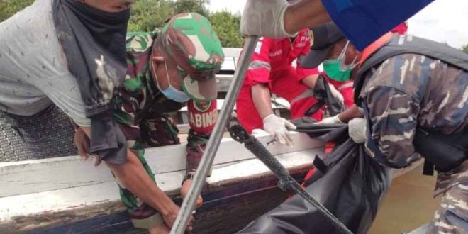 Jenazah korban Yanto dievakuasi petugas dari Sungai Gasing, Senin (15/4/2024). Foto: Sumselheadline/Ela.