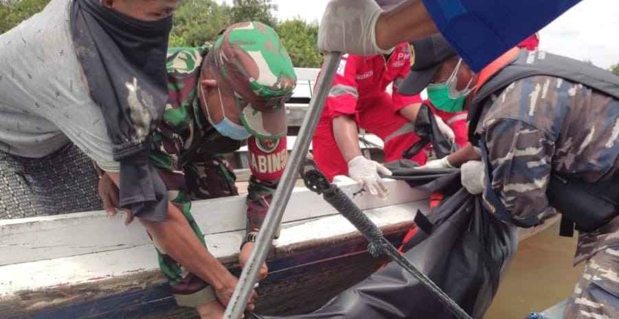 Jenazah korban Yanto dievakuasi petugas dari Sungai Gasing, Senin (15/4/2024). Foto: Sumselheadline/Ela.