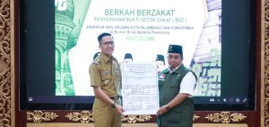 Pj Walikota Palembang, Ratu Dewa menerima salinan bukti bayar zakat mal kepada Ketua Baznas Palembang, Selasa (2/4/2024). Foto: Sumselheadline/Pitria.