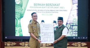 Pj Walikota Palembang, Ratu Dewa menerima salinan bukti bayar zakat mal kepada Ketua Baznas Palembang, Selasa (2/4/2024). Foto: Sumselheadline/Pitria.