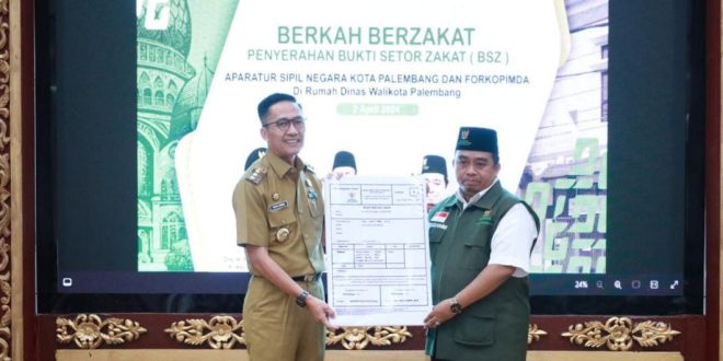 Pj Walikota Palembang, Ratu Dewa menerima salinan bukti bayar zakat mal kepada Ketua Baznas Palembang, Selasa (2/4/2024). Foto: Sumselheadline/Pitria.