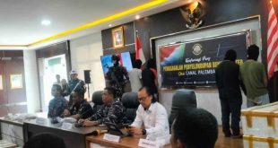 Danlanal Palembang, Kol (laut) Sandy Kurniawan saat jumpa pers, Senin (6/5/2023). Foto: Sumselheadline/Fer.