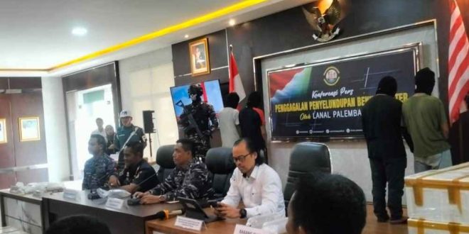 Danlanal Palembang, Kol (laut) Sandy Kurniawan saat jumpa pers, Senin (6/5/2023). Foto: Sumselheadline/Fer.