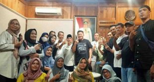 Para koordinator relawan satu hati Herman Deru dari 18 kecamatan di Palembang, bersilaturrahim dengan Cagub Sumsel, Herman Deru, Senin (6/5/2024) malam. Foto: Dok tim HD.