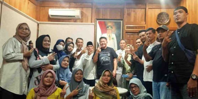 Para koordinator relawan satu hati Herman Deru dari 18 kecamatan di Palembang, bersilaturrahim dengan Cagub Sumsel, Herman Deru, Senin (6/5/2024) malam. Foto: Dok tim HD.