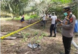 Polisi melakukan olah TKP tempat penemuan tengkorak Desa Cipta Praja, Keluang, Muba, Senin (6/5/2024). Foto: Dok Polres Muba.