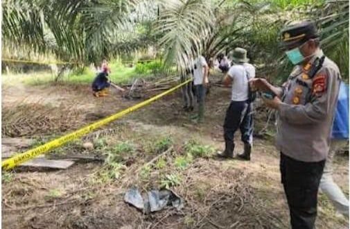Polisi melakukan olah TKP tempat penemuan tengkorak Desa Cipta Praja, Keluang, Muba, Senin (6/5/2024). Foto: Dok Polres Muba.