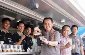Pj Gubernur Sumsel, Agus Fatoni menyedu sendiri kopi saat launching Kopi Sumsel di kawasan Sungai Sekanak, Palembang, Minggu (12/5/2024). Foto: Humas Pemprov Sumsel.