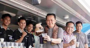Pj Gubernur Sumsel, Agus Fatoni menyedu sendiri kopi saat launching Kopi Sumsel di kawasan Sungai Sekanak, Palembang, Minggu (12/5/2024). Foto: Humas Pemprov Sumsel.
