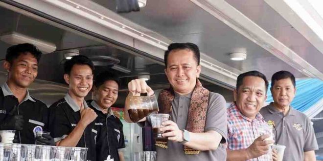 Pj Gubernur Sumsel, Agus Fatoni menyedu sendiri kopi saat launching Kopi Sumsel di kawasan Sungai Sekanak, Palembang, Minggu (12/5/2024). Foto: Humas Pemprov Sumsel.