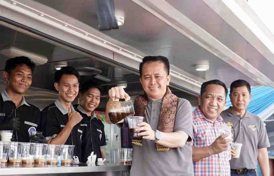 Pj Gubernur Sumsel, Agus Fatoni menyedu sendiri kopi saat launching Kopi Sumsel di kawasan Sungai Sekanak, Palembang, Minggu (12/5/2024). Foto: Humas Pemprov Sumsel.