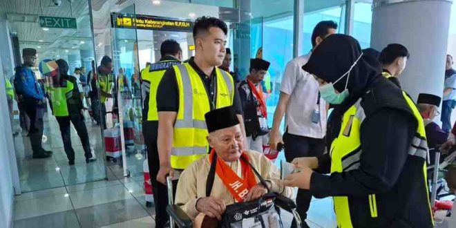 Para jemaah haji kloter 4 asal Bangka tiba di Bandara SMB II Palembang, Rabu (15/5/2024). Foto: Sumselheadline/Pitria.