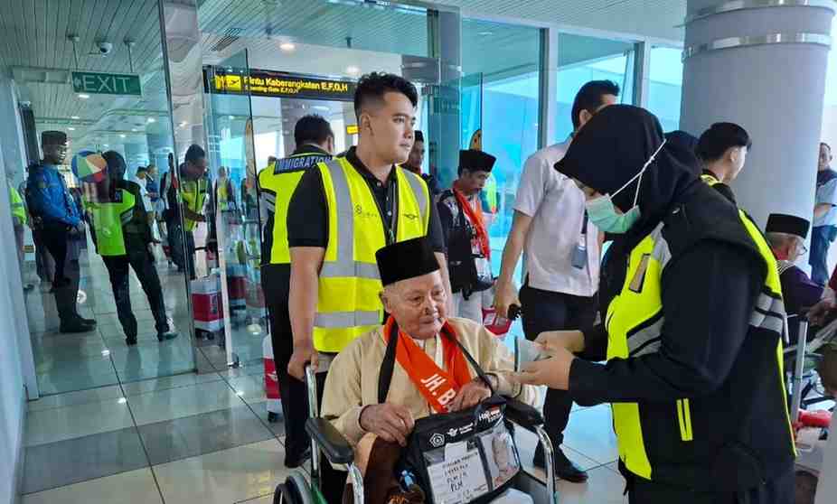 Para jemaah haji kloter 4 asal Bangka tiba di Bandara SMB II Palembang, Rabu (15/5/2024). Foto: Sumselheadline/Pitria.