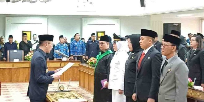 Pj Walikota Palembang, Ratu Dewa melantik sejumlah pejabat eselon 3 dan 4 di ruang Prameswara Pemkot Palembang, Jumat (17/5/2024). Foto: Sumselheadline/Pitria.