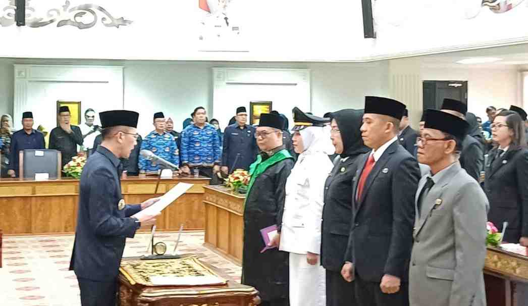 Pj Walikota Palembang, Ratu Dewa melantik sejumlah pejabat eselon 3 dan 4 di ruang Prameswara Pemkot Palembang, Jumat (17/5/2024). Foto: Sumselheadline/Pitria.