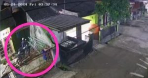 Aksi pencurian sepeda motor terekam cctv warga. Foto: screenshot cctv.