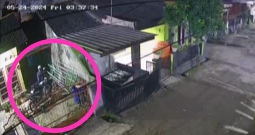 Aksi pencurian sepeda motor terekam cctv warga. Foto: screenshot cctv.