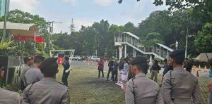 Sejumlah orang menggelar aksi di depan gedung KPK, Jakarta, menuntutusut kembali kasus OTT di Kabupaten Muba. Foto: Dok Peserta Demo.