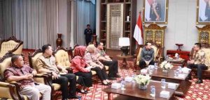 Pj Gubernur Sumsel, AGus Fatoni saat menerima sejumlah pejabat OKU Selatan di Griya Agung, Sabtu (4/5/2024).Foto: Humas Pemprov Sumsel.