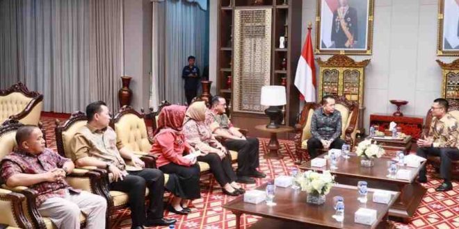 Pj Gubernur Sumsel, AGus Fatoni saat menerima sejumlah pejabat OKU Selatan di Griya Agung, Sabtu (4/5/2024).Foto: Humas Pemprov Sumsel.