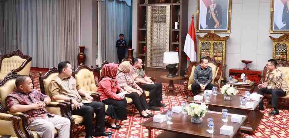 Pj Gubernur Sumsel, AGus Fatoni saat menerima sejumlah pejabat OKU Selatan di Griya Agung, Sabtu (4/5/2024).Foto: Humas Pemprov Sumsel.