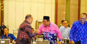 Pj Bupati Muba, Sandi Fahlepi bersalaman dengan Plt. Direktur Jenderal Tata Ruang Kementerian Agraria dan Tata Ruang/Badan Pertanahan Nasional Ir Cabriel Triwibawa M.Eng Sc., dalam rapat Koordinasi Lintas Sektor di Balroom Sheraton Grand Jakarta Gandaria City Hotel, Jakarta Selatan, Selasa (14/05/2024). Foto: Kominfo Muba.