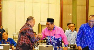 Pj Bupati Muba, Sandi Fahlepi bersalaman dengan Plt. Direktur Jenderal Tata Ruang Kementerian Agraria dan Tata Ruang/Badan Pertanahan Nasional Ir Cabriel Triwibawa M.Eng Sc., dalam rapat Koordinasi Lintas Sektor di Balroom Sheraton Grand Jakarta Gandaria City Hotel, Jakarta Selatan, Selasa (14/05/2024). Foto: Kominfo Muba.