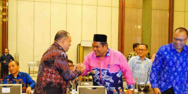 Pj Bupati Muba, Sandi Fahlepi bersalaman dengan Plt. Direktur Jenderal Tata Ruang Kementerian Agraria dan Tata Ruang/Badan Pertanahan Nasional Ir Cabriel Triwibawa M.Eng Sc., dalam rapat Koordinasi Lintas Sektor di Balroom Sheraton Grand Jakarta Gandaria City Hotel, Jakarta Selatan, Selasa (14/05/2024). Foto: Kominfo Muba.