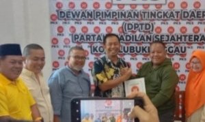 Ketua PKS Lubuklinggau, H Suhada menerima pendaftaran bakal calon Walikota Lubuklinggau. Foto: Dok PKS Lubuklinggau.