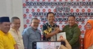 Ketua PKS Lubuklinggau, H Suhada menerima pendaftaran bakal calon Walikota Lubuklinggau. Foto: Dok PKS Lubuklinggau.