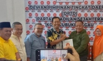 Ketua PKS Lubuklinggau, H Suhada menerima pendaftaran bakal calon Walikota Lubuklinggau. Foto: Dok PKS Lubuklinggau.