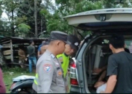 Para korban sambaran petir yang dimasukkan mobil. Foto: medsos.