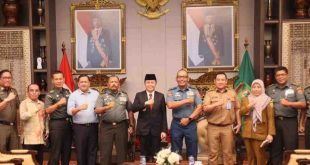 Pj Gubernur Sumsel, AGus Fatonbi audiensi dari Perwira Staf Ahli Tk. III Bidang Polkamnas Panglima TNI Mayjen TNI (Mars) Siswoto beserta jajaran di Griya Agung, Palembang, Sumatera Selatan, Selasa (14/5/2024). Foto: Humas Pemprov Sumsel.
