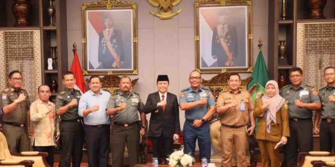 Pj Gubernur Sumsel, AGus Fatonbi audiensi dari Perwira Staf Ahli Tk. III Bidang Polkamnas Panglima TNI Mayjen TNI (Mars) Siswoto beserta jajaran di Griya Agung, Palembang, Sumatera Selatan, Selasa (14/5/2024). Foto: Humas Pemprov Sumsel.