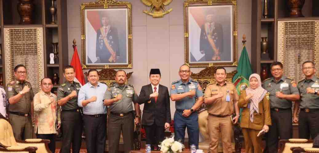Pj Gubernur Sumsel, AGus Fatonbi audiensi dari Perwira Staf Ahli Tk. III Bidang Polkamnas Panglima TNI Mayjen TNI (Mars) Siswoto beserta jajaran di Griya Agung, Palembang, Sumatera Selatan, Selasa (14/5/2024). Foto: Humas Pemprov Sumsel.
