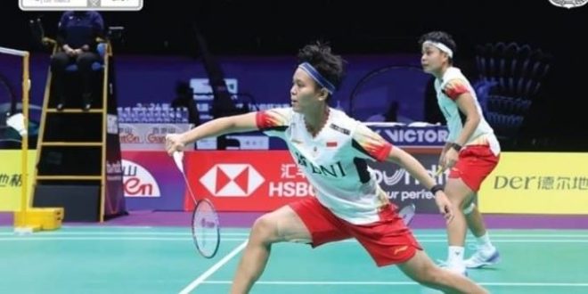 Ganda putri Indonesia Apriyani Rahayu/Siti Fadia Silva Ramadhanti menyatakan termotivasi untuk meraih podium di beberapa turnamen bulu tangkis menjelang Olimpiade Paris 2024. Fadia menuturkan, kepercayaan dirinya dan Apri sudah mulai meningkat untuk kembali ke lapangan. Persiapan keduanya untuk menghadapi dua turnamen mendatang pun sudah cukup baik. "Yang jelas, saya ingin merasakan (berdiri) lagi di podium bersama Kak Apri sebelum Olimpiade, karena kami sudah lama tidak naik podium. Harapannya, itu bisa menaikkan kepercayaan diri dan pastinya bekal buat di Olimpiade nanti, serta bisa buat kejutan," ungkap Fadia, saat ditemui di pelatnas PP PBSI, Cipayung, Jakarta Timur, Rabu (22/5). Fadia mengatakan keduanya saling memberikan dukungan satu sama lain demi mencapai target yang diharapkan. "Sebelum Olimpiade, struggle-nya memang banyak, apalagi Kak Apri juga sempat cedera, jadi tidak gampang, tapi kita saling komunikasi, mengingatkan, dan percaya satu sama lain," kata pemain binaan PB Djarum ini.