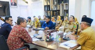 Sekda Muba, Apriyadi menerima kunjungan Tim Penanganan Kemiskinan, Deputi Bidang Riset dan Inovasi Daerah dan Pusat Riset Kependudukan Badan Riset dan Inovasi Nasional (BRIN), Senin (13/5/2024). Foto: Kominfo Muba.
