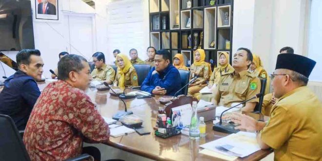 Sekda Muba, Apriyadi menerima kunjungan Tim Penanganan Kemiskinan, Deputi Bidang Riset dan Inovasi Daerah dan Pusat Riset Kependudukan Badan Riset dan Inovasi Nasional (BRIN), Senin (13/5/2024). Foto: Kominfo Muba.