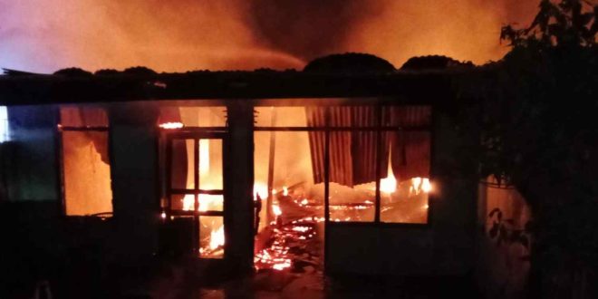 Suasana kebakaran di Arama TNI AD di Sekojo, Palembang. Foto: Sumselheadline/Ela.