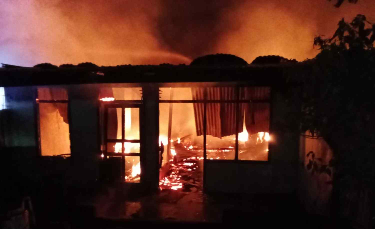 Suasana kebakaran di Arama TNI AD di Sekojo, Palembang. Foto: Sumselheadline/Ela.
