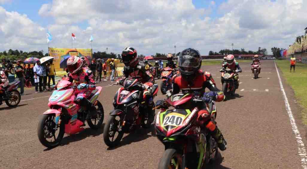 Ratusan Raider Region Sumatera Ngaspal ikut Kejuaraan Nasional Motoprix Region Sumatera Seri 1 2024 di di Skyland Internasional Circuit Sekayu, Minggu (5/5/2024).Foto:Kominfo Muba.