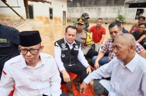 Pj Gubernur Sumsel, Agus Fatoni didampingi Pj Bupati OKU, Teddy meninjau banjir di Desa Karang Agung, Kecamatan Baturaja Barat, Sabtu (25/5/2024). Foto: Humas Pemprov Sumsel.