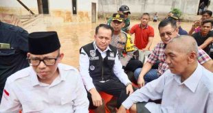 Pj Gubernur Sumsel, Agus Fatoni didampingi Pj Bupati OKU, Teddy meninjau banjir di Desa Karang Agung, Kecamatan Baturaja Barat, Sabtu (25/5/2024). Foto: Humas Pemprov Sumsel.