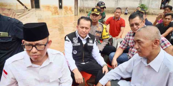 Pj Gubernur Sumsel, Agus Fatoni didampingi Pj Bupati OKU, Teddy meninjau banjir di Desa Karang Agung, Kecamatan Baturaja Barat, Sabtu (25/5/2024). Foto: Humas Pemprov Sumsel.