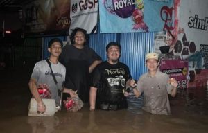 Warga Baturaja yang berjaga di seputar rumahnya yang terendam, Selasa (7/5/2024) malam. Foto: screenshot medsos.
